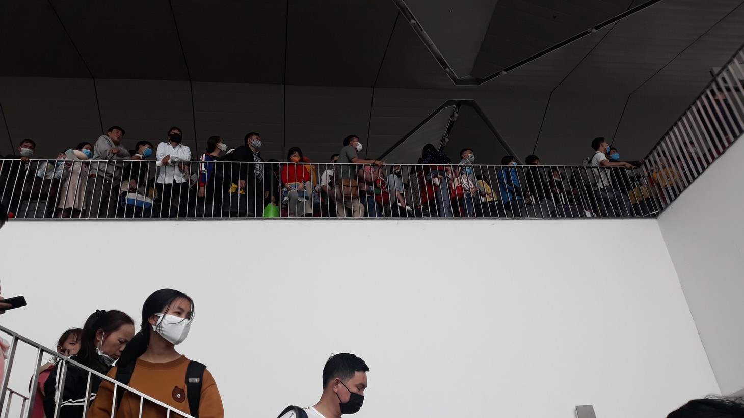 Người người đeo khẩu trang kín mít ở sân bay vì sợ nhiễm virus corona - Ảnh 1.