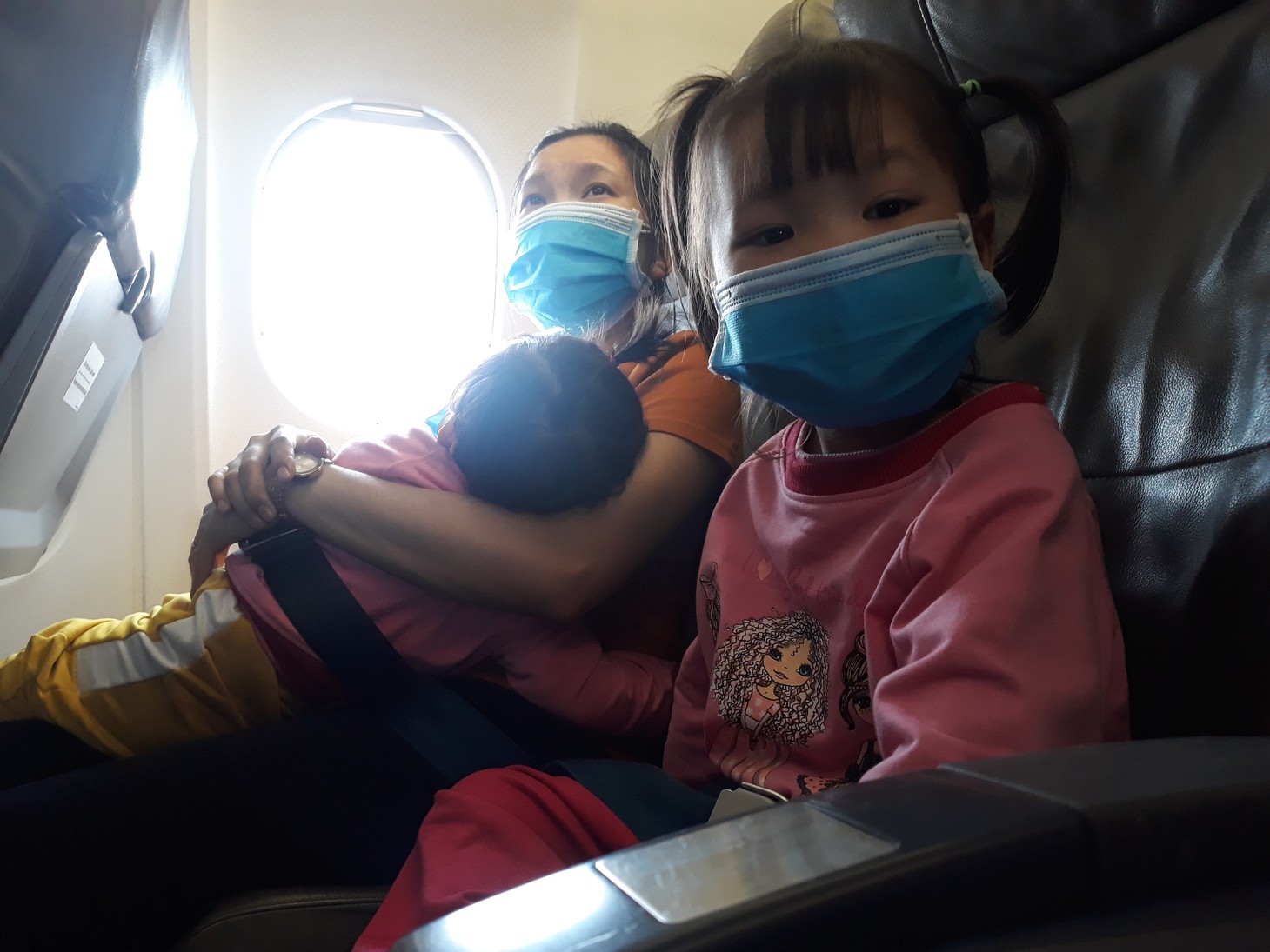 Người người đeo khẩu trang kín mít ở sân bay vì sợ nhiễm virus corona - Ảnh 10.