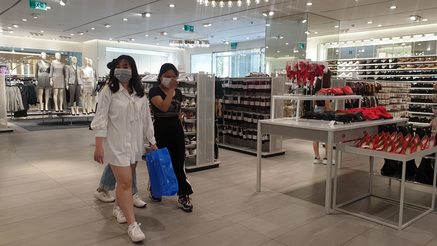 Nhiều điểm vui chơi, mua sắm ở TP. HCM vắng vẻ giữa dịch corona - Ảnh 14.