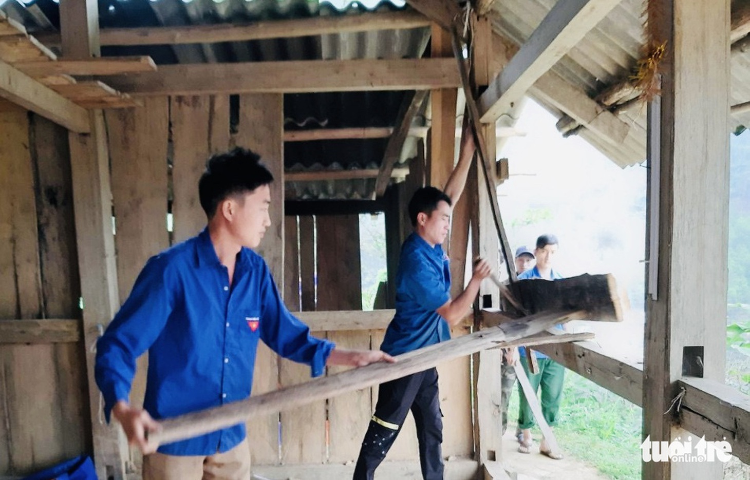 Thầy cô tranh thủ nghỉ dịch san đồi mở lớp cho bản xa - Ảnh 7.