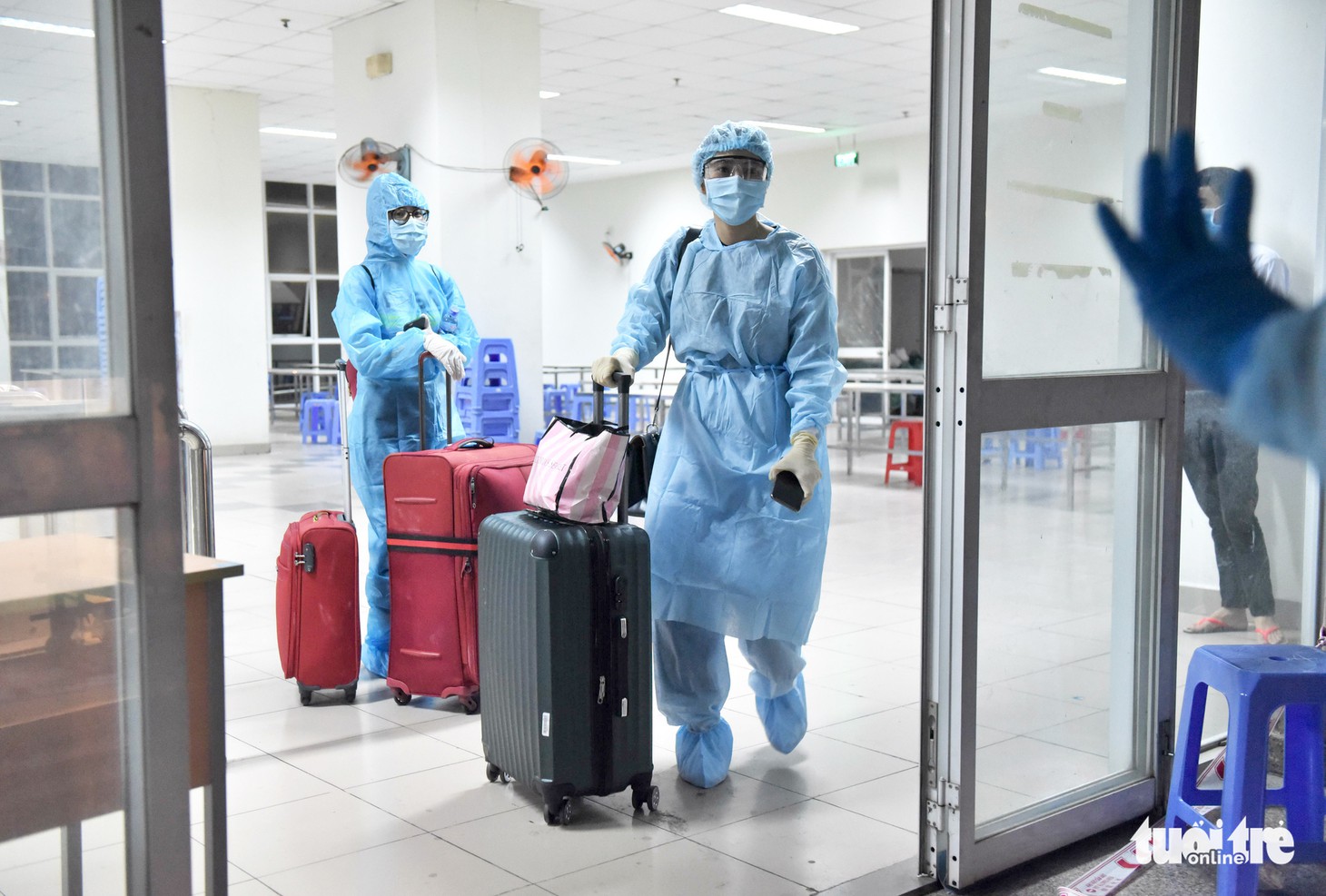 Trắng đêm chuyển người vào khu cách ly - Ảnh 10.