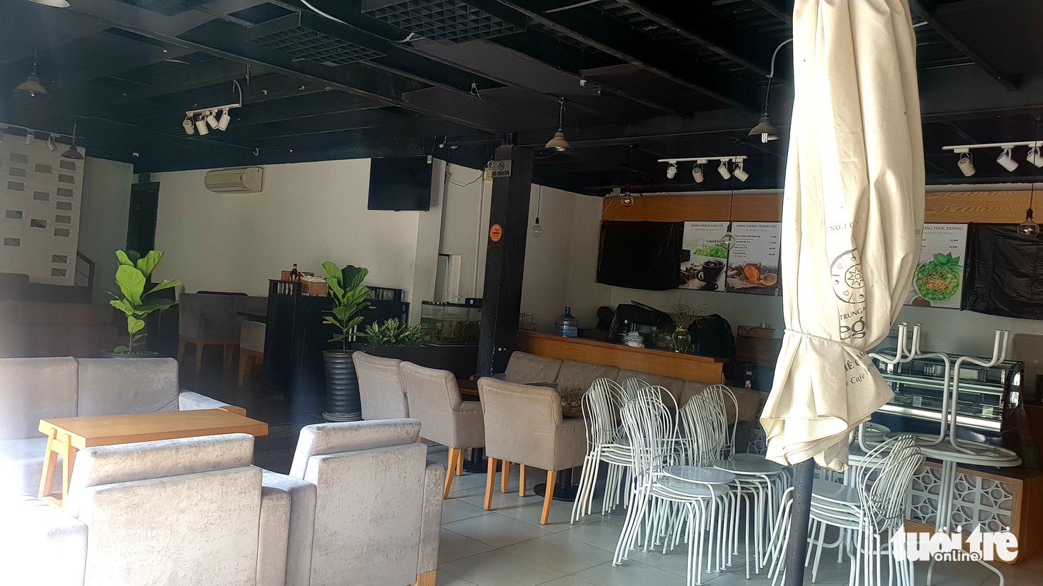 Hàng quán ở TP.HCM đồng loạt tạm đóng cửa dù bất ngờ - Ảnh 13.