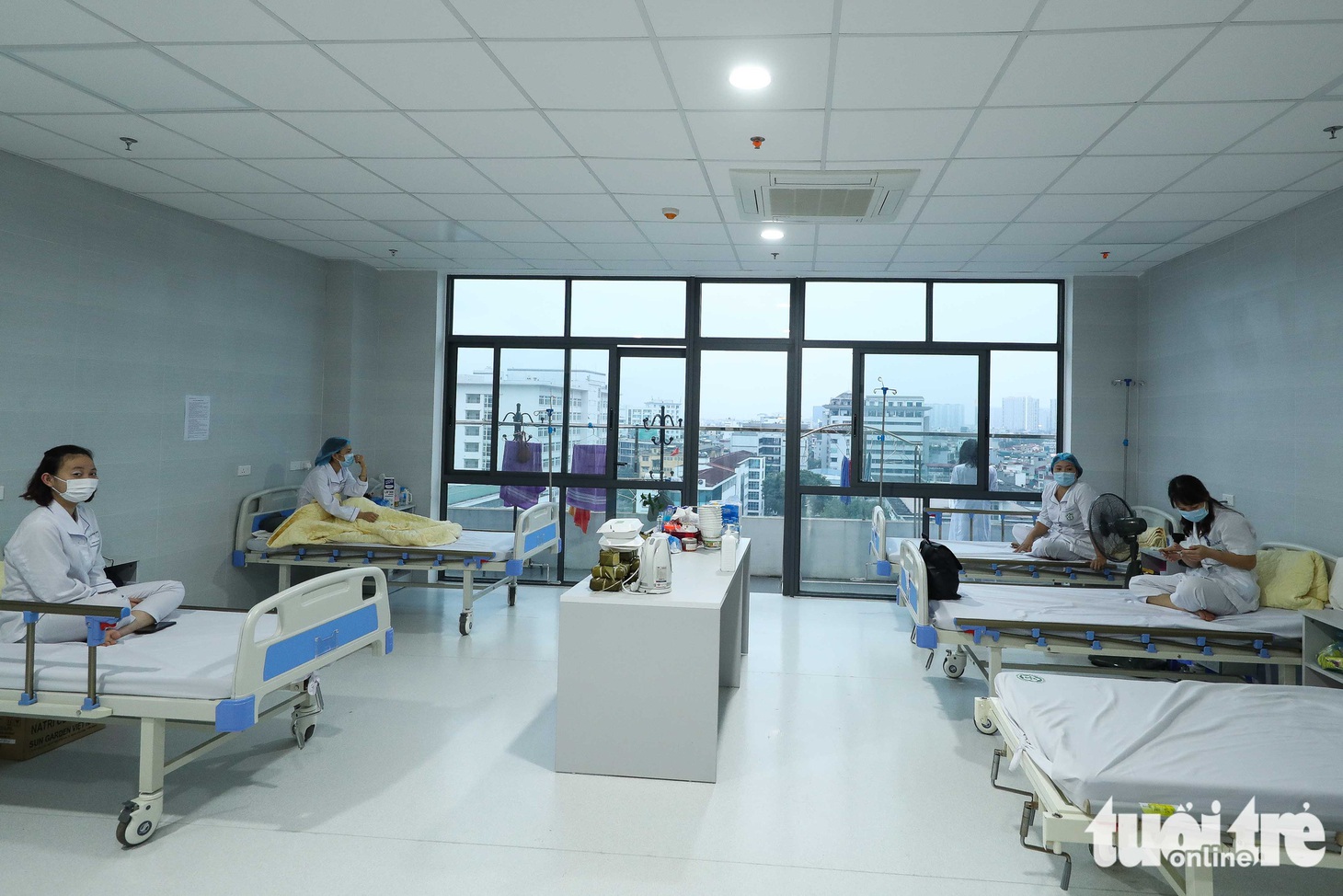 Bạch Mai trầm lắng giữa cách ly, bác sĩ vẫn tận tâm chiến đấu vì bệnh nhân - Ảnh 15.