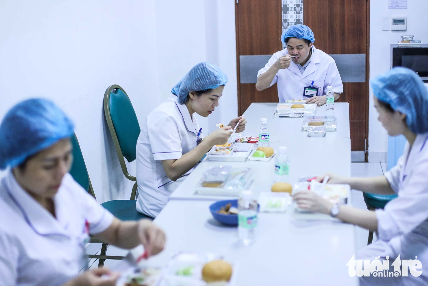 Bạch Mai trầm lắng giữa cách ly, bác sĩ vẫn tận tâm chiến đấu vì bệnh nhân - Ảnh 19.