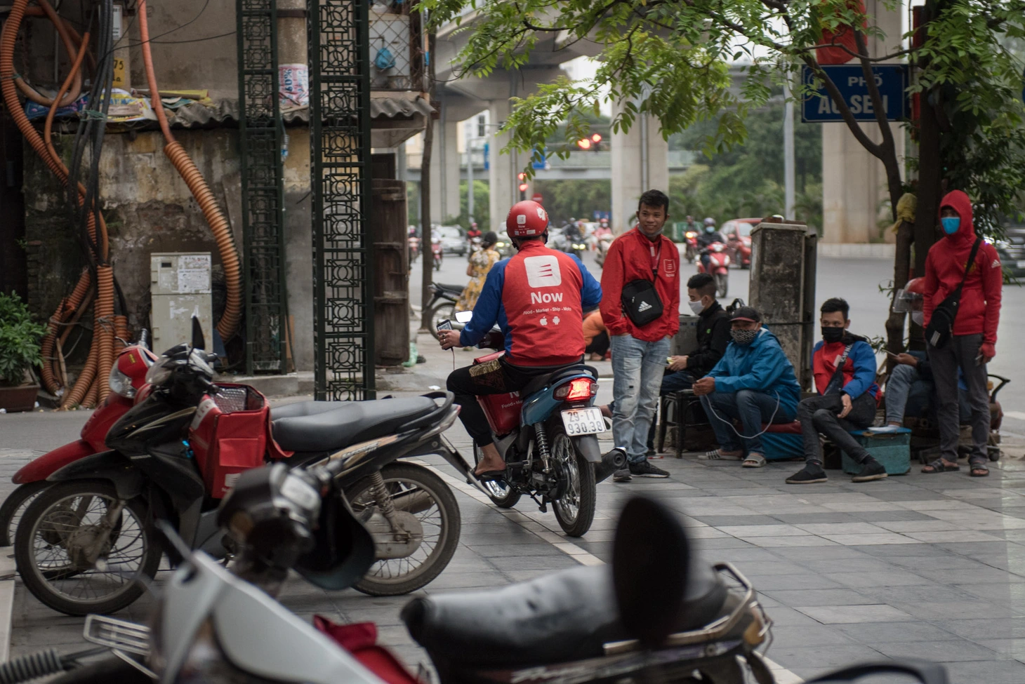 Mua bán take away: sáng tạo cả dụng cụ thu tiền để tránh lây COVID -19 - Ảnh 10.