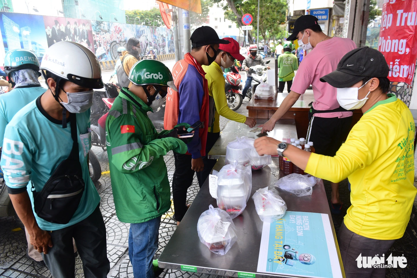 Mua bán take away: sáng tạo cả dụng cụ thu tiền để tránh lây COVID -19 - Ảnh 1.