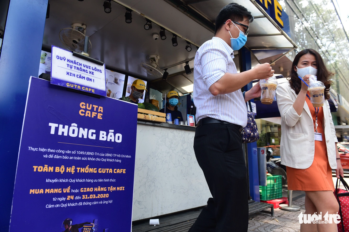 Mua bán take away: sáng tạo cả dụng cụ thu tiền để tránh lây COVID -19 - Ảnh 3.