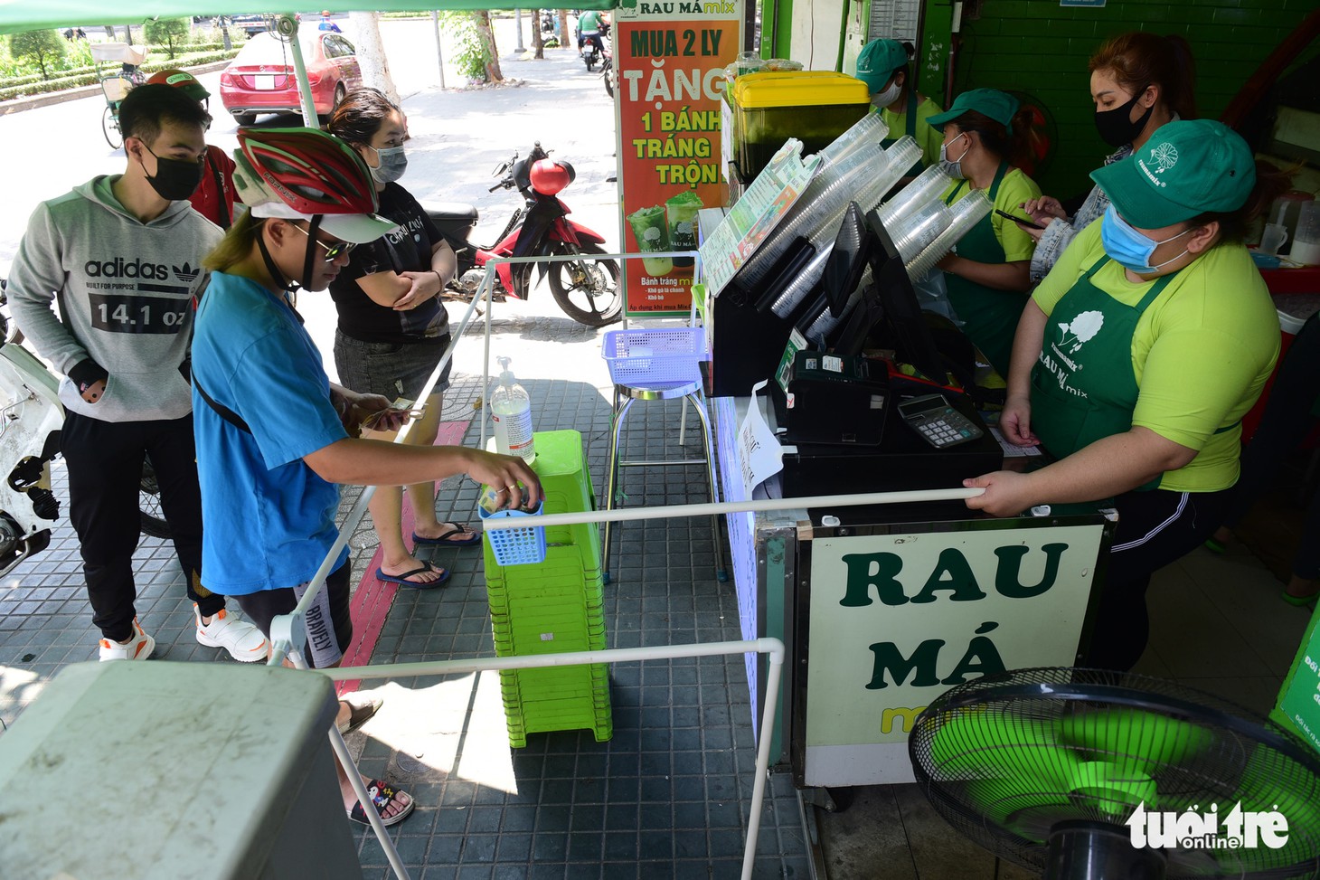 Mua bán take away: sáng tạo cả dụng cụ thu tiền để tránh lây COVID -19 - Ảnh 4.