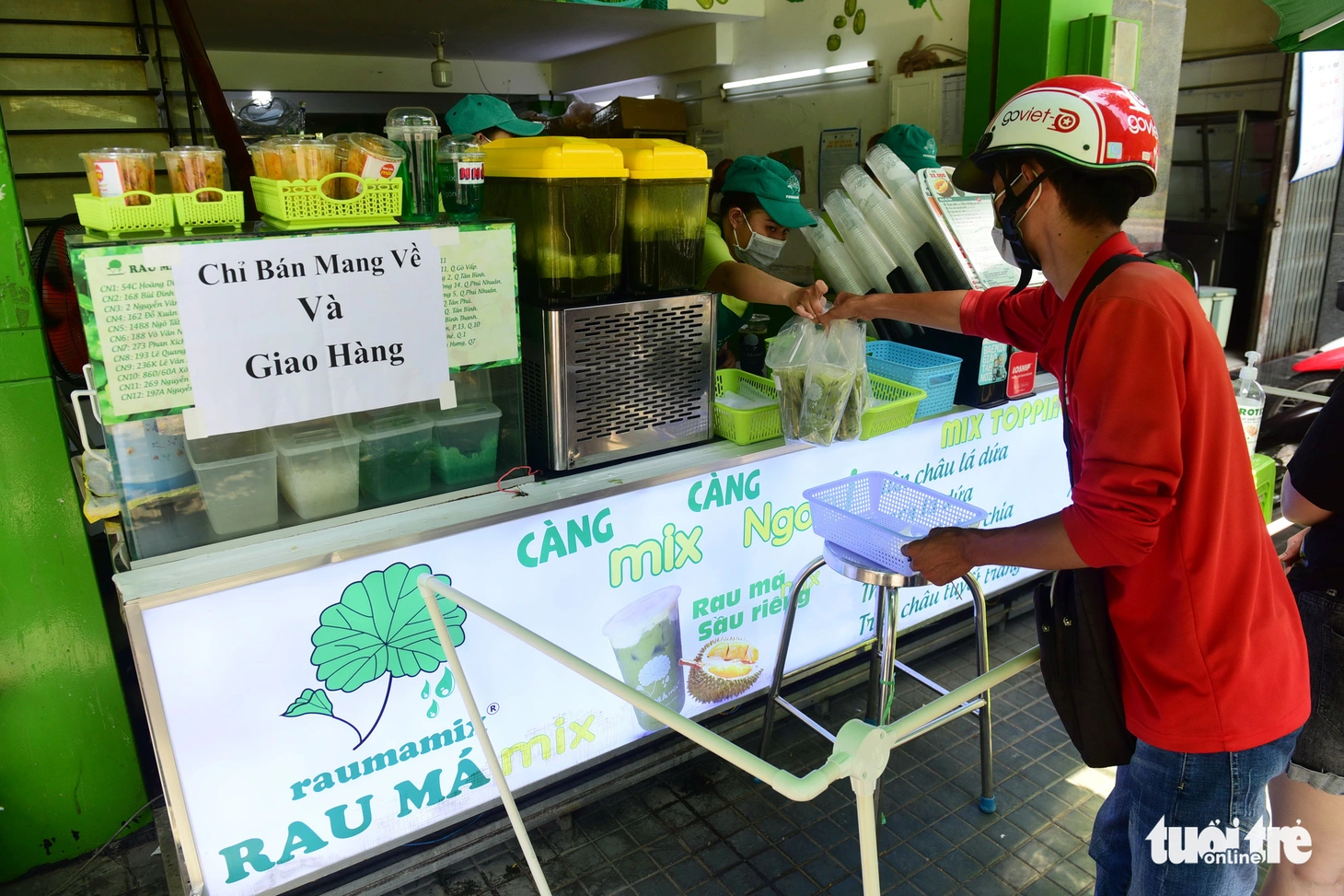 Mua bán take away: sáng tạo cả dụng cụ thu tiền để tránh lây COVID -19 - Ảnh 5.