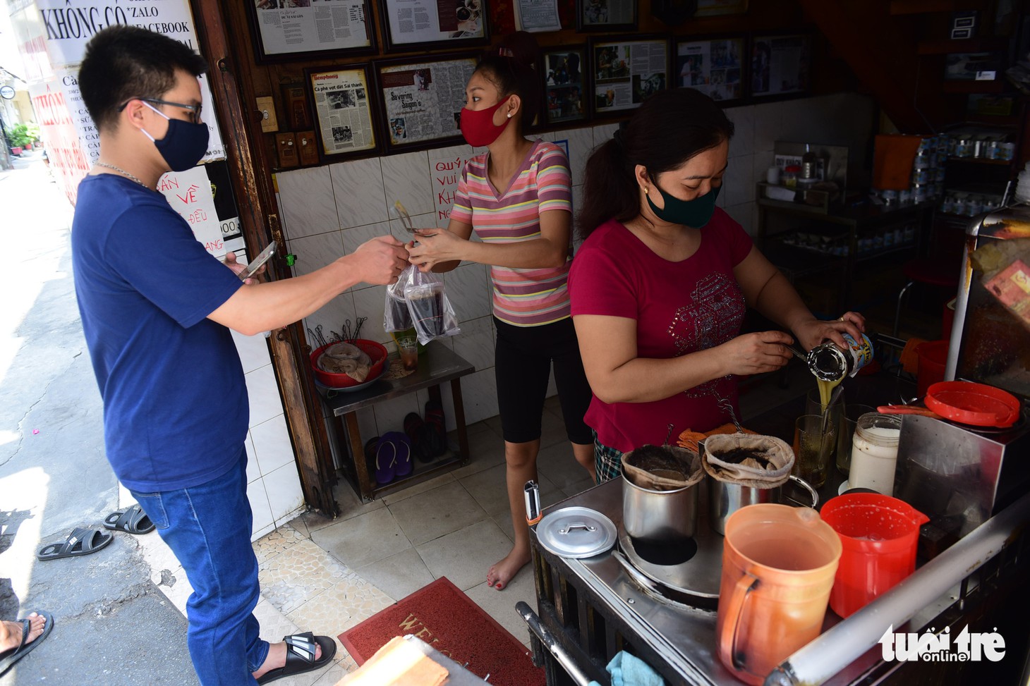 Mua bán take away: sáng tạo cả dụng cụ thu tiền để tránh lây COVID -19 - Ảnh 7.