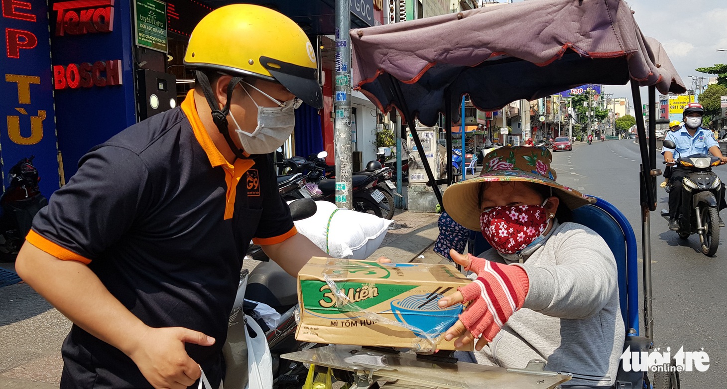 Người Sài Gòn thưa bà con bán vé số dạo: Dạ, đây là quà gởi cô, gởi dì... - Ảnh 1.