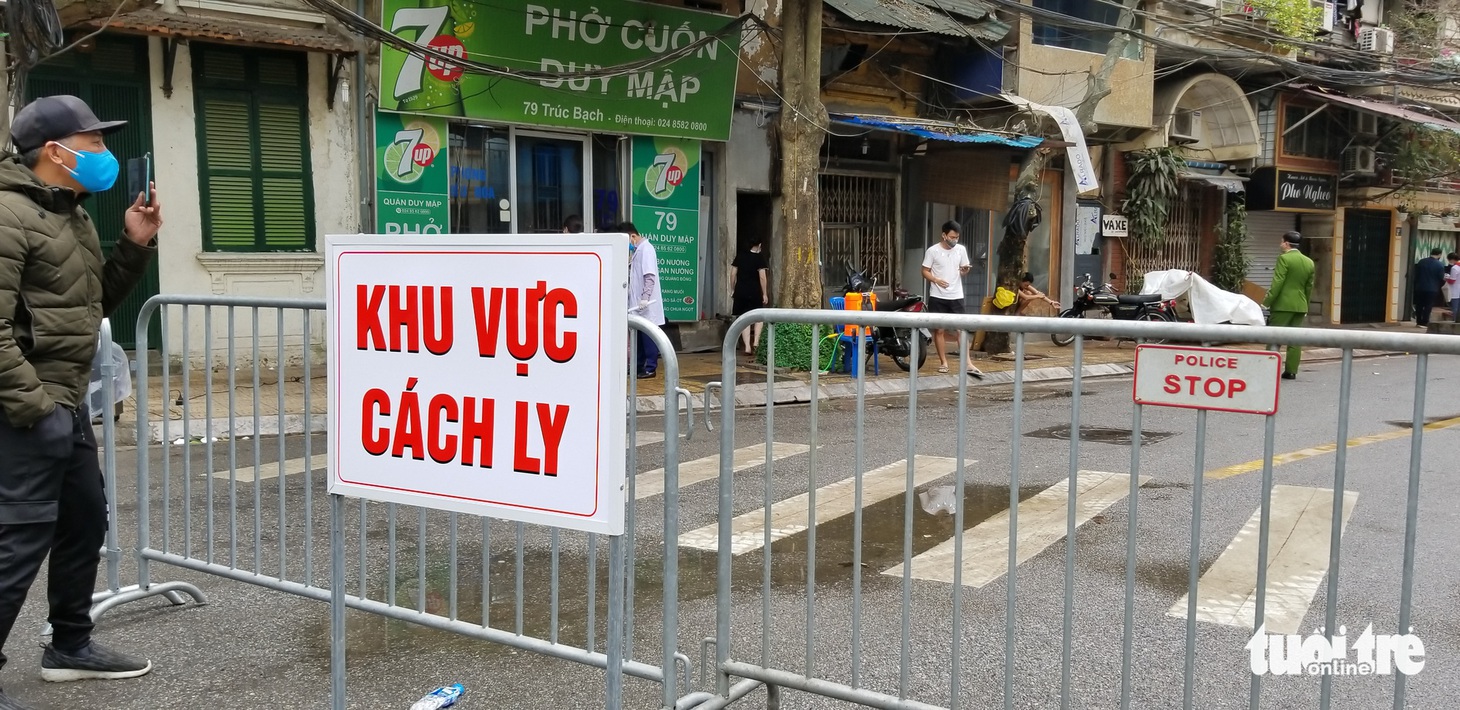 Phố Trúc Bạch ngày đầu cách ly - Ảnh 1.