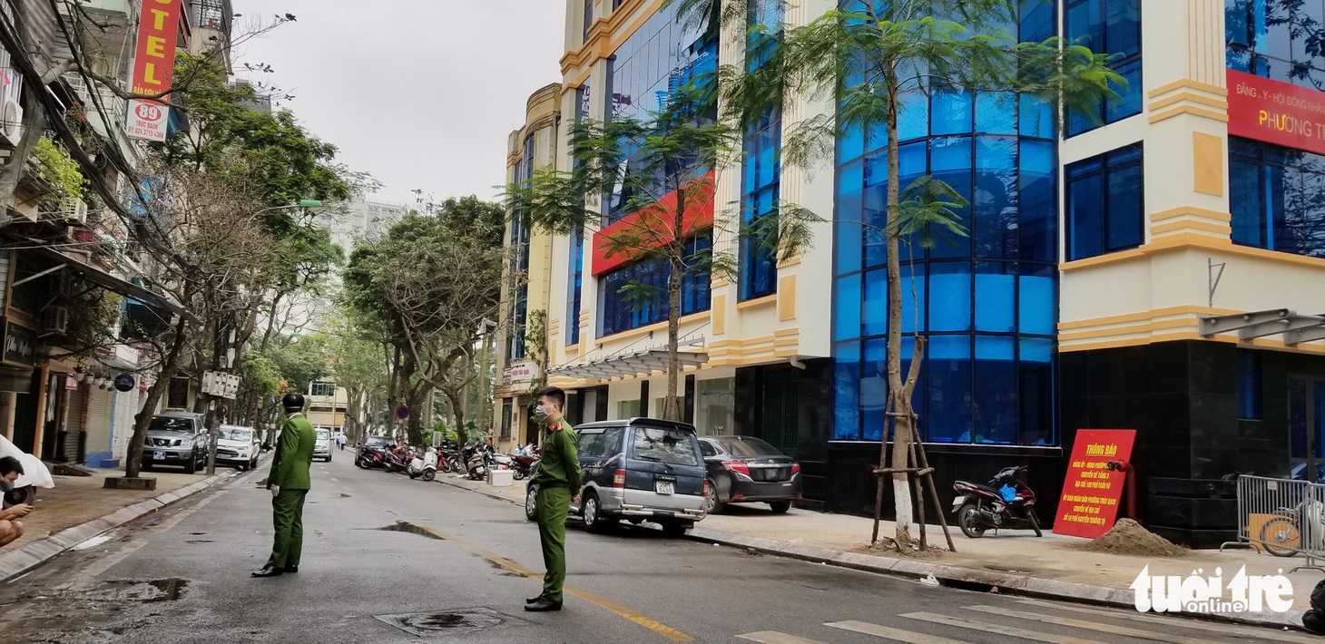 Phố Trúc Bạch ngày đầu cách ly - Ảnh 5.