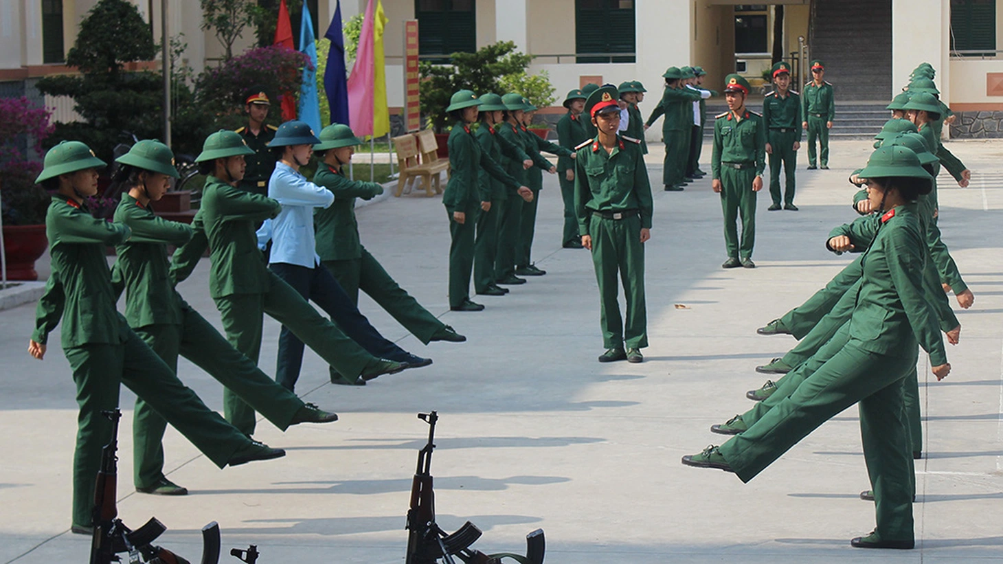 Xinh tươi ở quân trường - Ảnh 2.