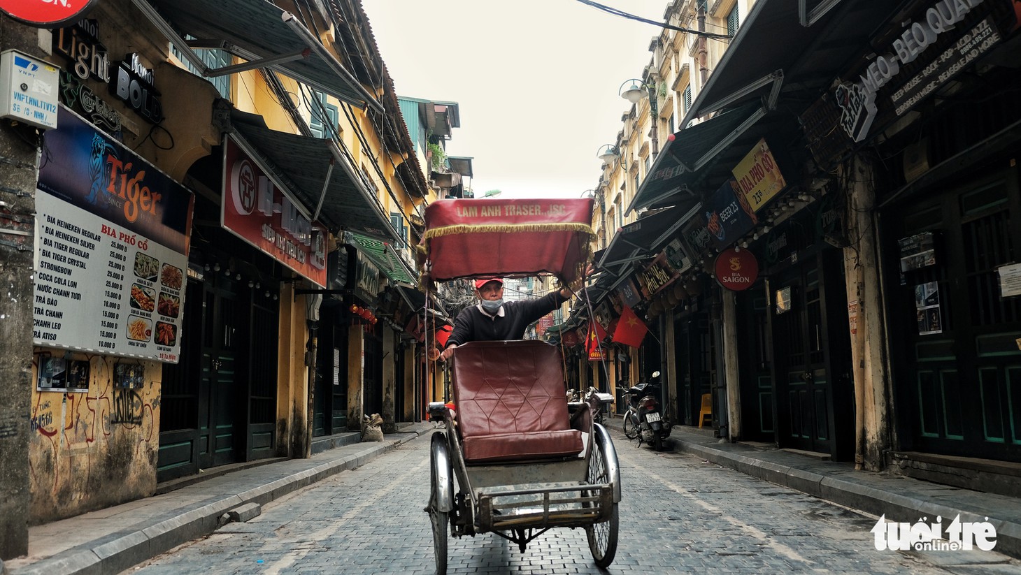 Hà Nội trầm lặng hơn trong ngày đầu cách ly toàn xã hội chống dịch - Ảnh 7.