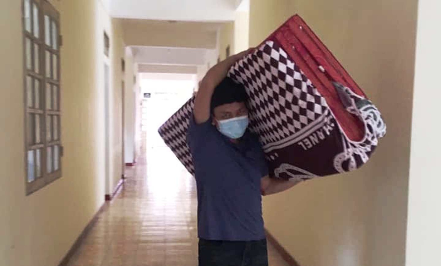 Những bác sĩ chữa COVID-19 kiêm luôn phụ hồ, sửa điện nước - Ảnh 2.