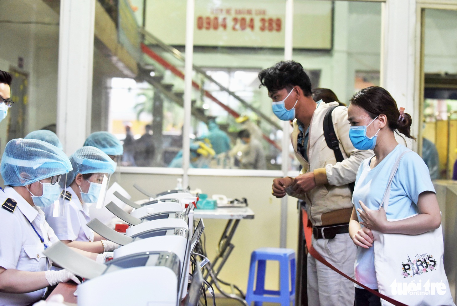 Ga Sài Gòn triển khai lấy mẫu xét nghiệm cho tất cả hành khách - Ảnh 4.