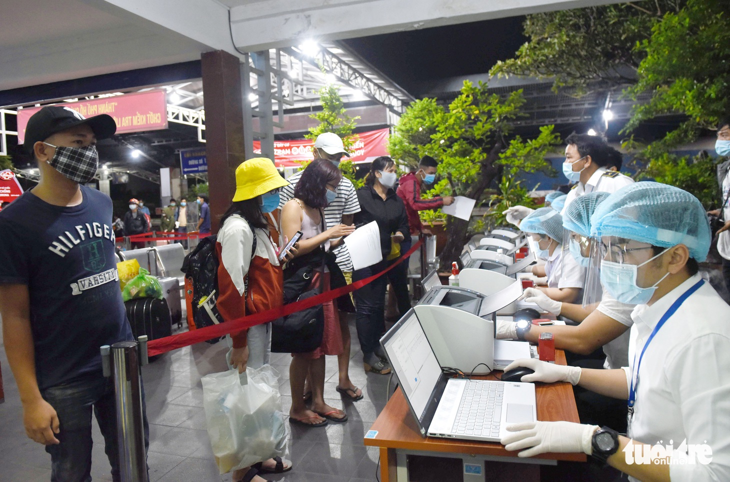 Ga Sài Gòn triển khai lấy mẫu xét nghiệm cho tất cả hành khách - Ảnh 8.