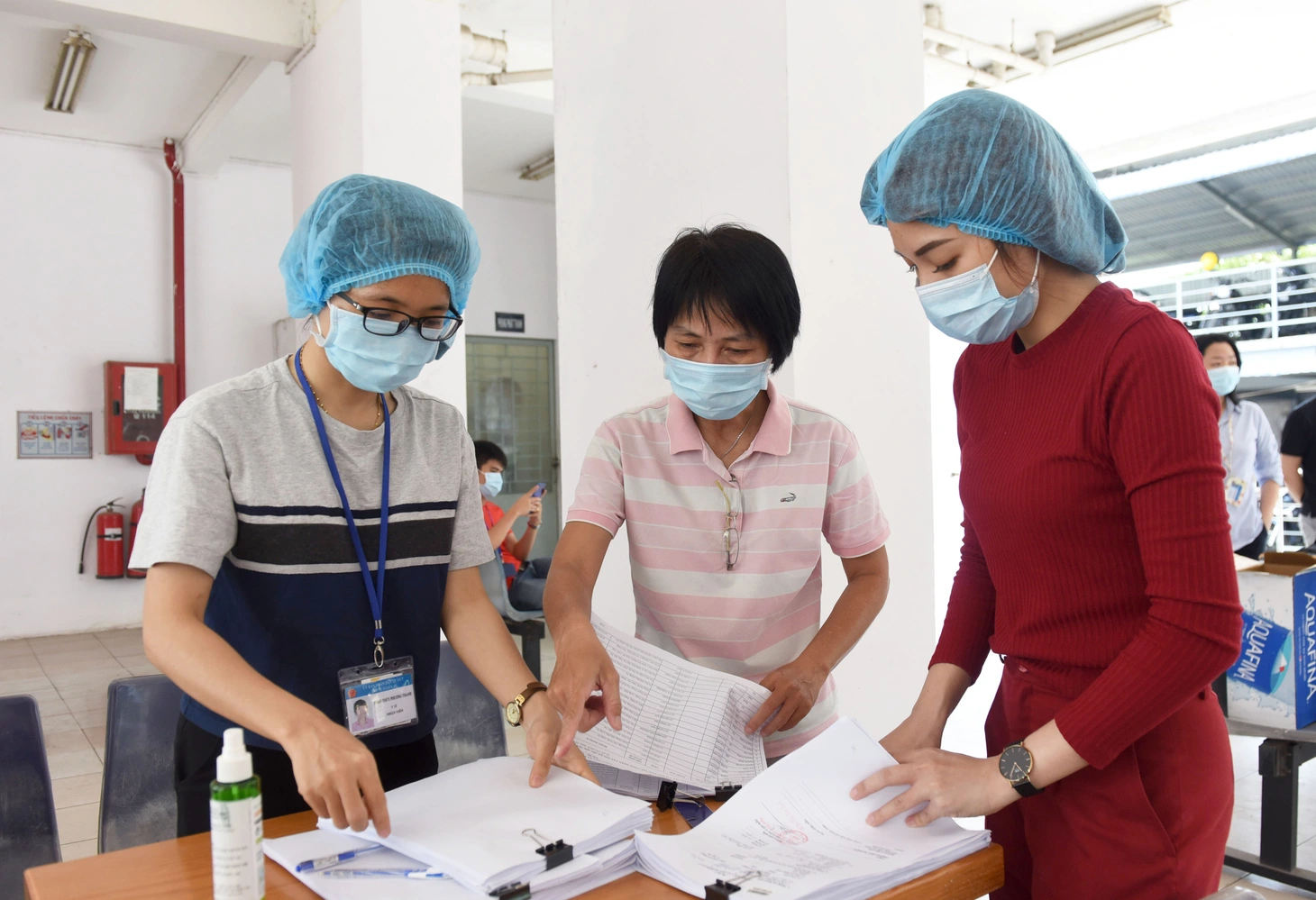 Công nhân thấy an tâm khi được xét nghiệm sàng lọc COVID-19 - Ảnh 10.