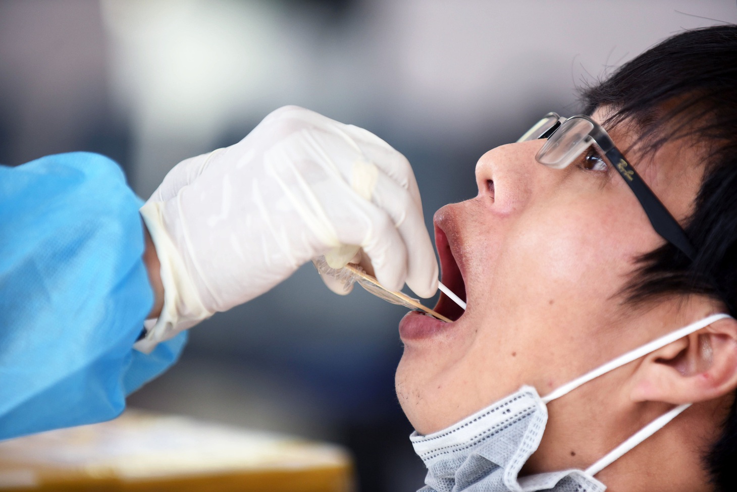 Công nhân thấy an tâm khi được xét nghiệm sàng lọc COVID-19 - Ảnh 1.