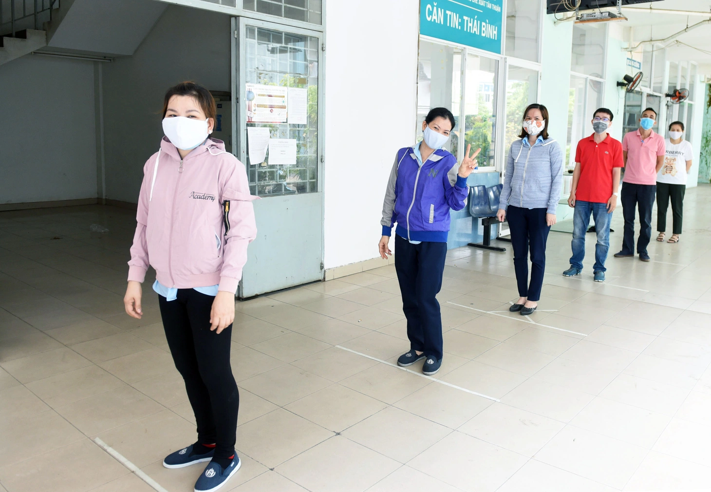 Công nhân thấy an tâm khi được xét nghiệm sàng lọc COVID-19 - Ảnh 2.