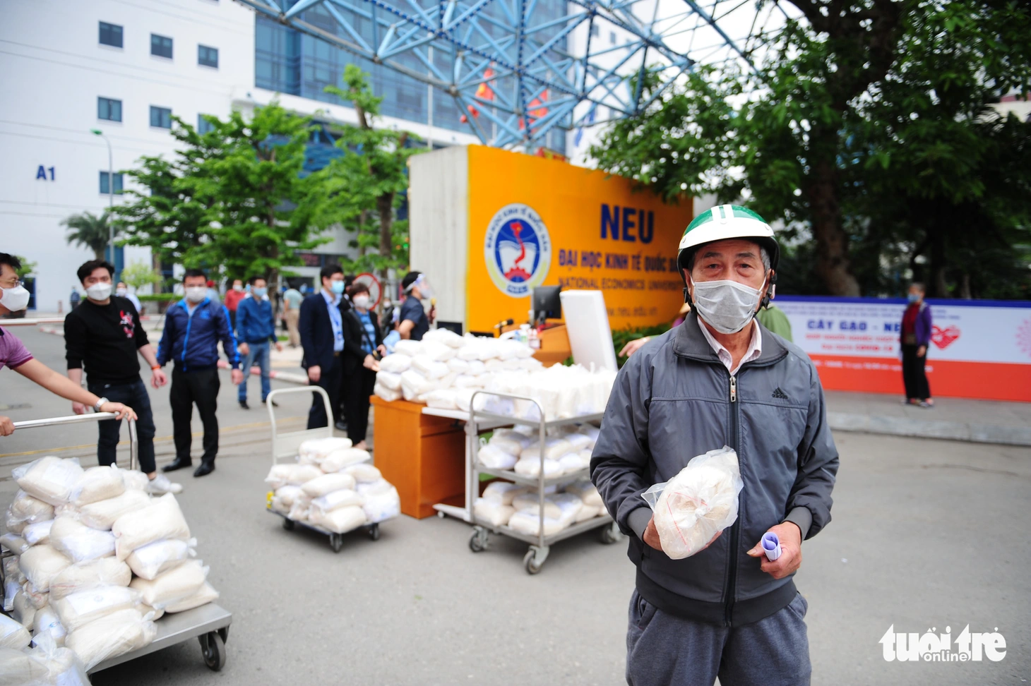 Nhận diện gương mặt, gạo nghĩa tình đến đúng tay người nghèo - Ảnh 7.