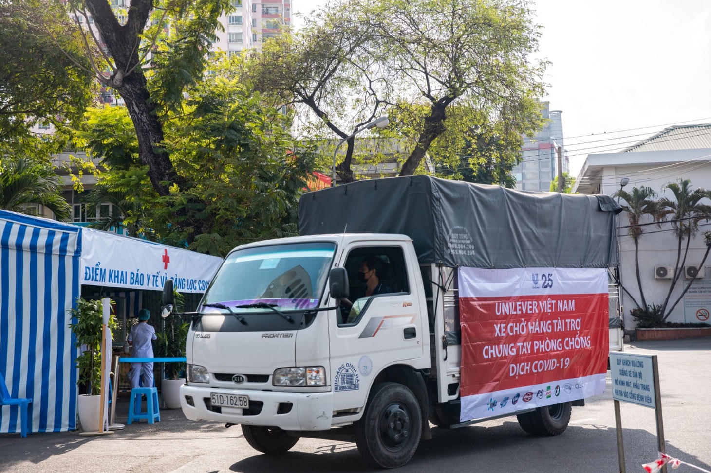 Những chuyến hàng Unilever đến với tuyến đầu chống dịch - Ảnh 1.