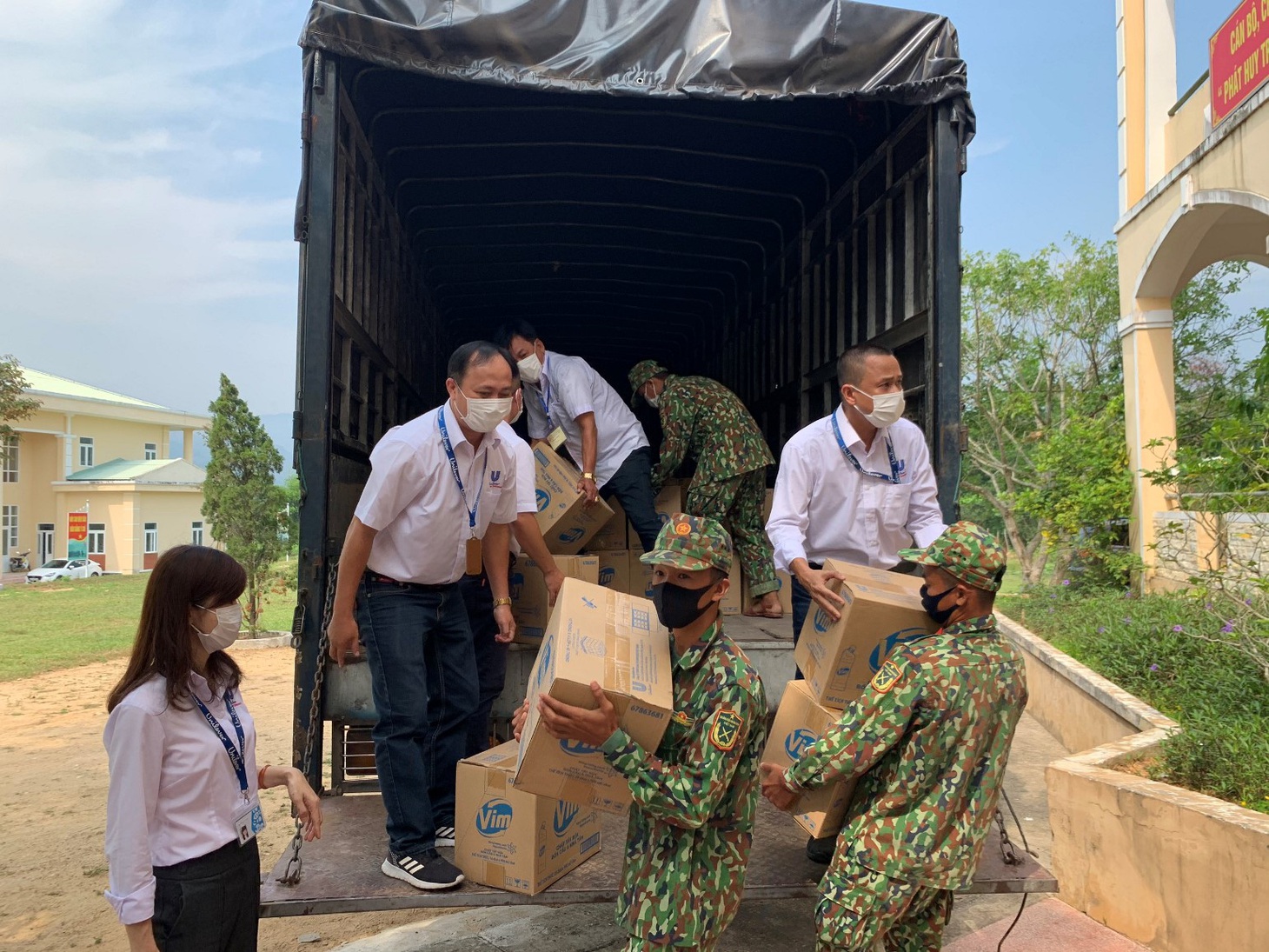 Những chuyến hàng Unilever đến với tuyến đầu chống dịch - Ảnh 6.