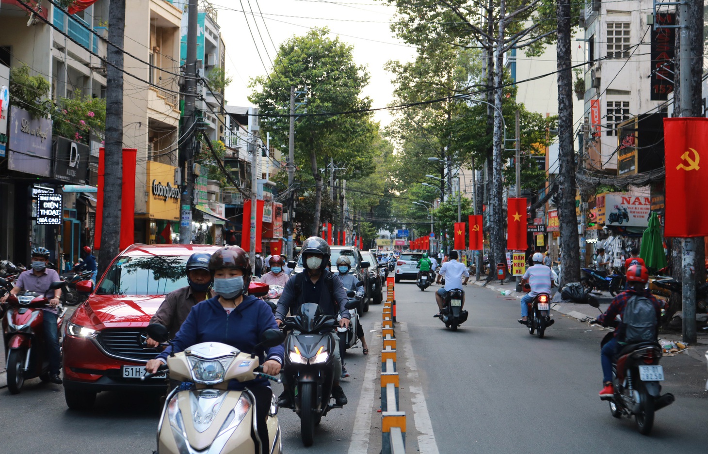 Hà Nội, TP.HCM rực rỡ cờ đỏ mừng 45 năm ngày thống nhất đất nước - Ảnh 8.