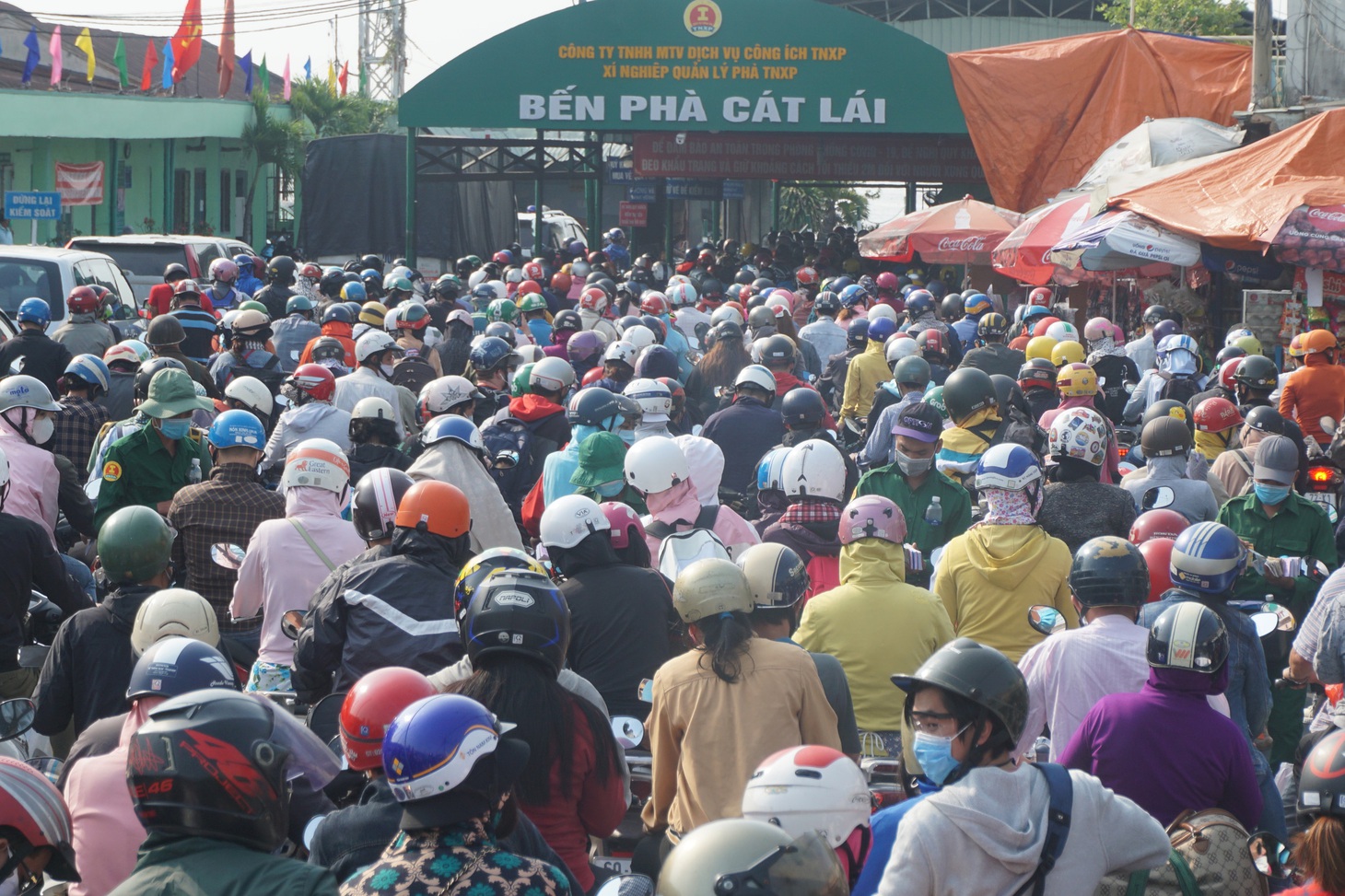 Cửa ngõ miền Tây, phà Cát Lái đông nghẹt - Ảnh 9.