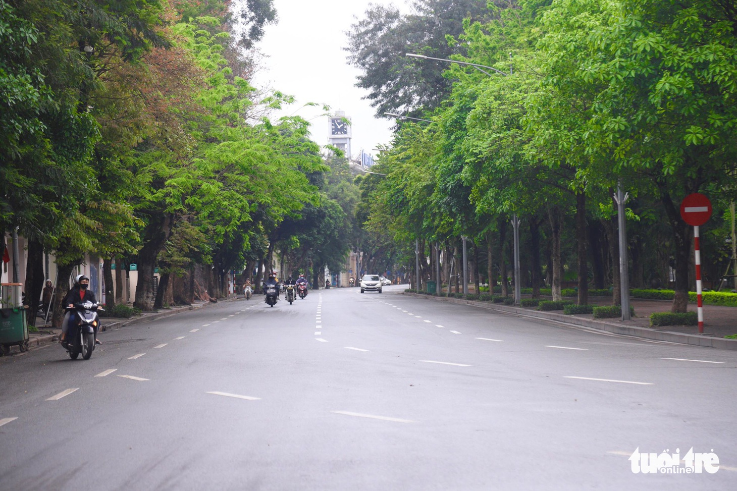 Công an nhắc nhở người ra đường không có lý do cần thiết, xử phạt từ ngày mai - Ảnh 3.