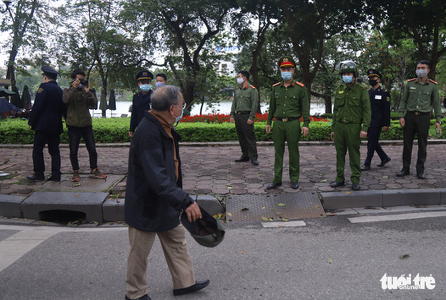 Công an nhắc nhở người ra đường không có lý do cần thiết, xử phạt từ ngày mai - Ảnh 4.