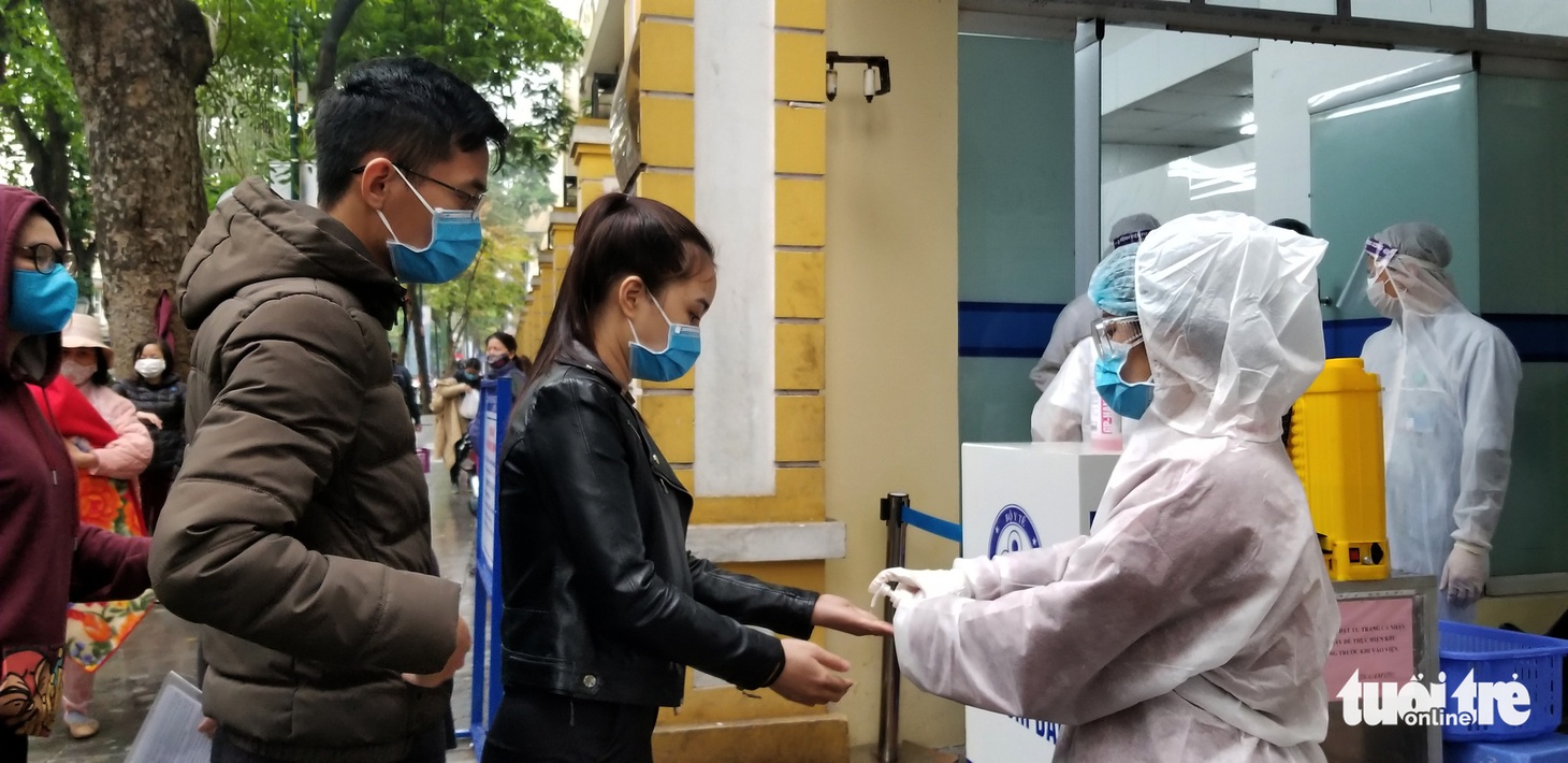 Sàng lọc, khai báo tiền sử dịch tễ ngay cổng ra vào Bệnh viện Phụ sản trung ương - Ảnh 4.