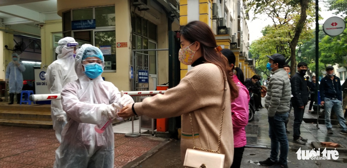 Sàng lọc, khai báo tiền sử dịch tễ ngay cổng ra vào Bệnh viện Phụ sản trung ương - Ảnh 1.
