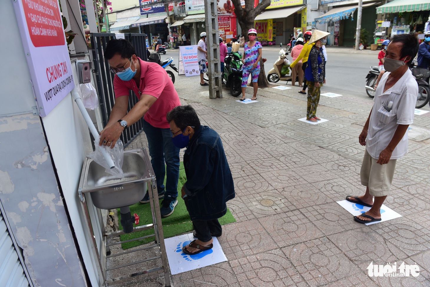 ATM gạo’ ở Tân Phú tuôn trào nhân ái Sài Gòn 24/24 - Ảnh 1.