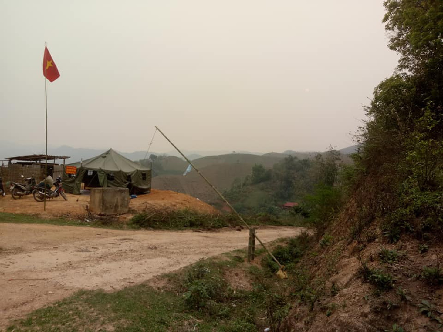 Thương lắm lon rau xanh mọc ngay chốt trực COVID-19 vùng biên - Ảnh 5.