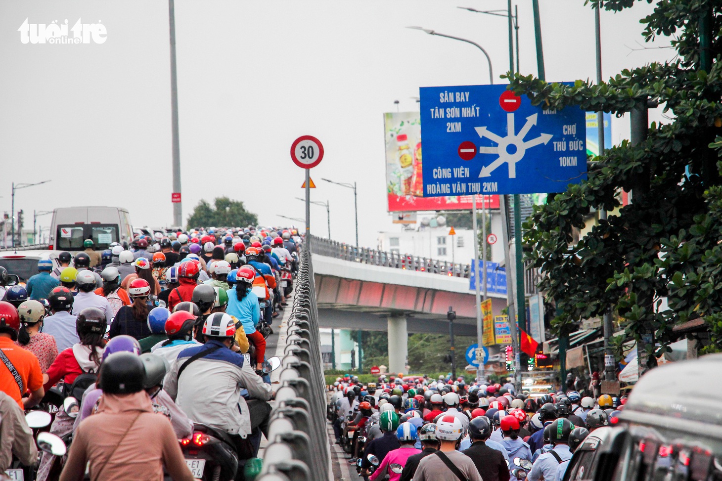 Dòng xe và người khủng khiếp trên đường Nguyễn Kiệm, Nguyễn Thái Sơn - Ảnh 3.