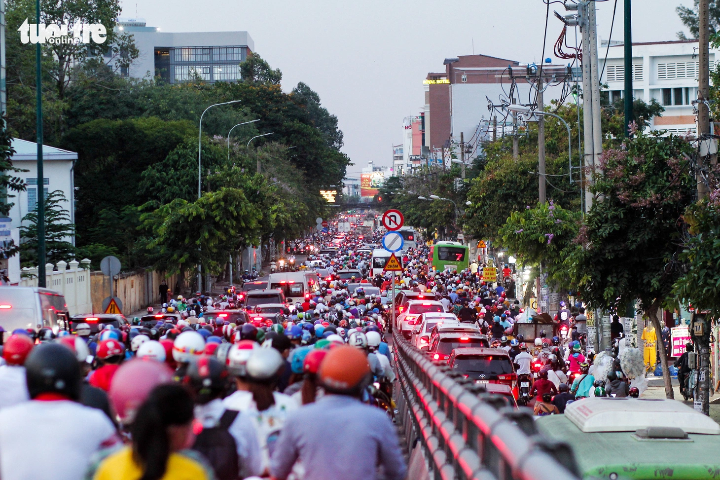 Dòng xe và người khủng khiếp trên đường Nguyễn Kiệm, Nguyễn Thái Sơn - Ảnh 1.