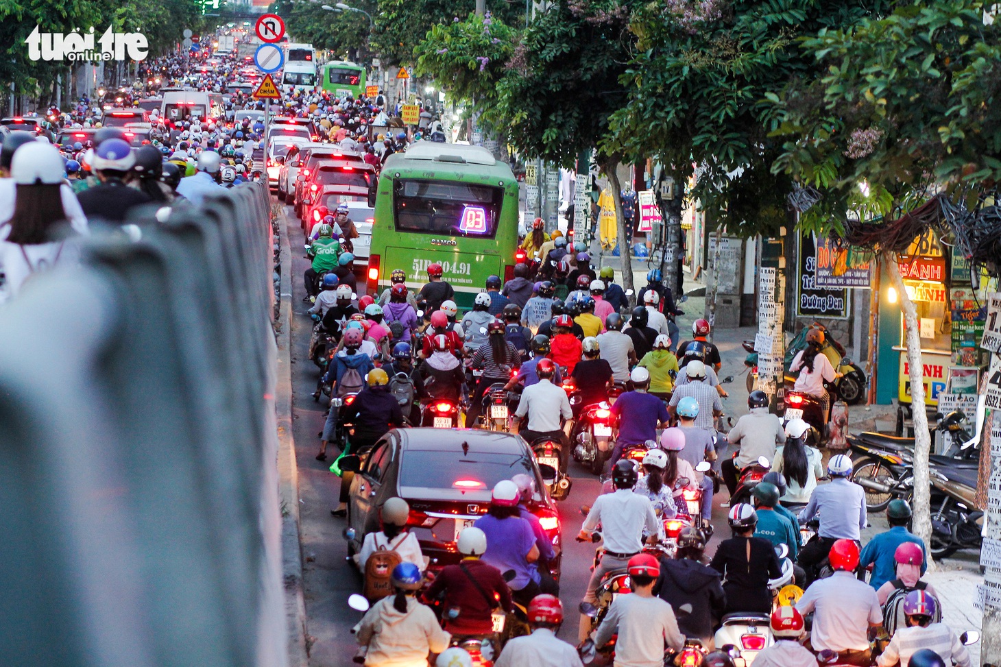 Dòng xe và người khủng khiếp trên đường Nguyễn Kiệm, Nguyễn Thái Sơn - Ảnh 5.