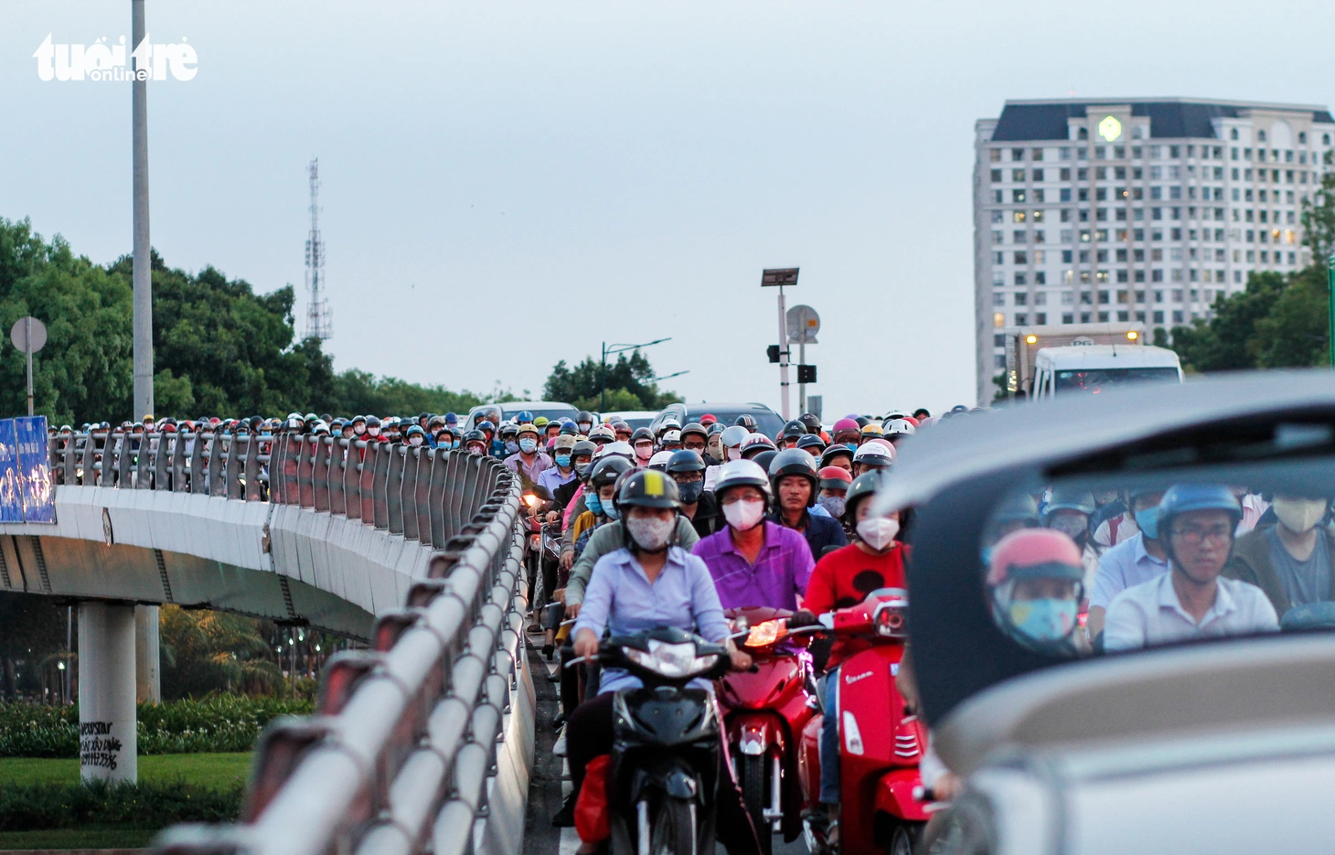 Dòng xe và người khủng khiếp trên đường Nguyễn Kiệm, Nguyễn Thái Sơn - Ảnh 4.