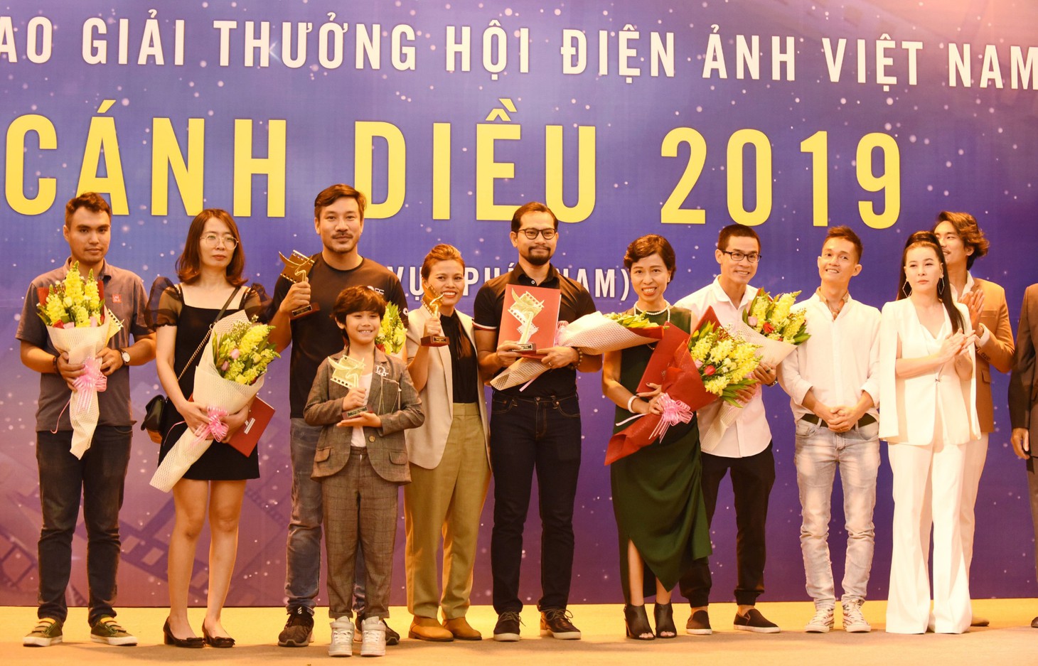 Kiều Minh Tuấn - Cát Phượng nhận Cánh diều, ban tổ chức xin lỗi nhầm tên bé Ngân Chi - Ảnh 2.