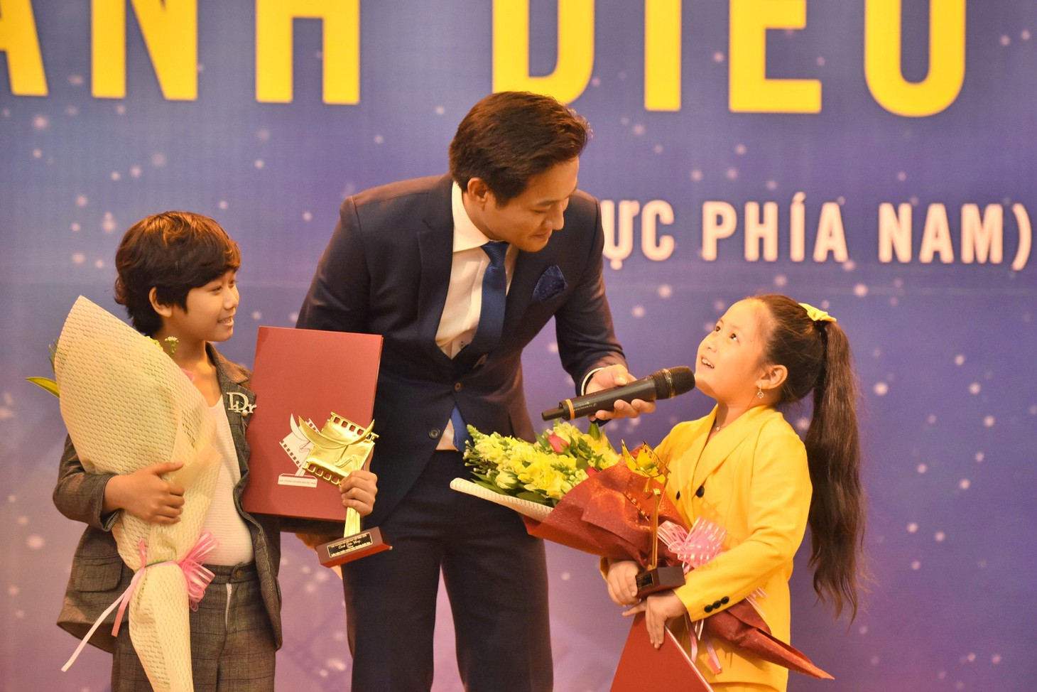 Kiều Minh Tuấn - Cát Phượng nhận Cánh diều, ban tổ chức xin lỗi nhầm tên bé Ngân Chi - Ảnh 7.