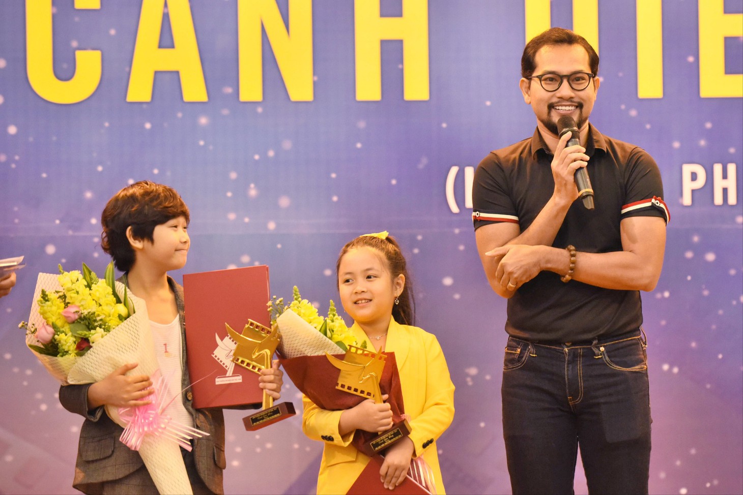 Kiều Minh Tuấn - Cát Phượng nhận Cánh diều, ban tổ chức xin lỗi nhầm tên bé Ngân Chi - Ảnh 4.