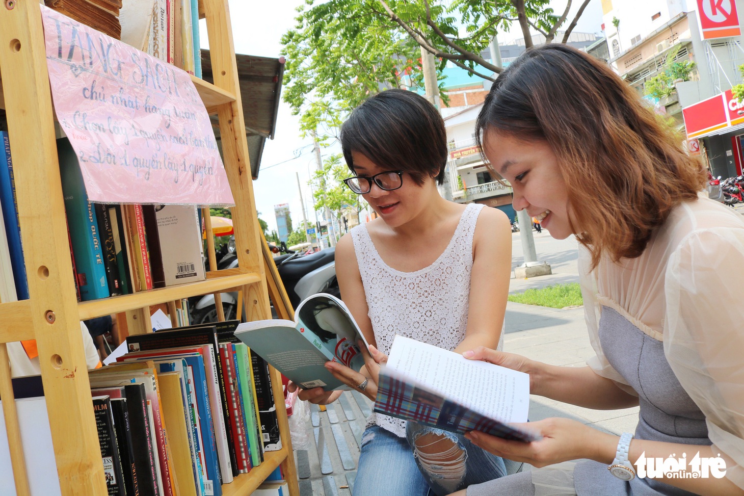 Uống cà phê trả bằng sách tại Sài Gòn - Ảnh 1.