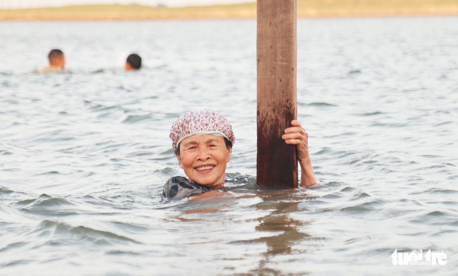 Cụ ông, cụ bà mang phao ra sông Lam bơi ‘giải nhiệt’ - Ảnh 4.