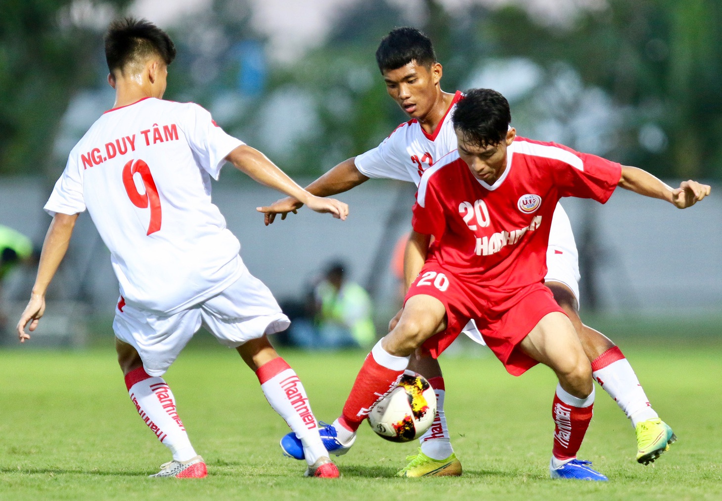 Cầu thủ U19 HAGL 1 ăn mừng sau khi thoát thua chủ nhà PVF - Ảnh 4.