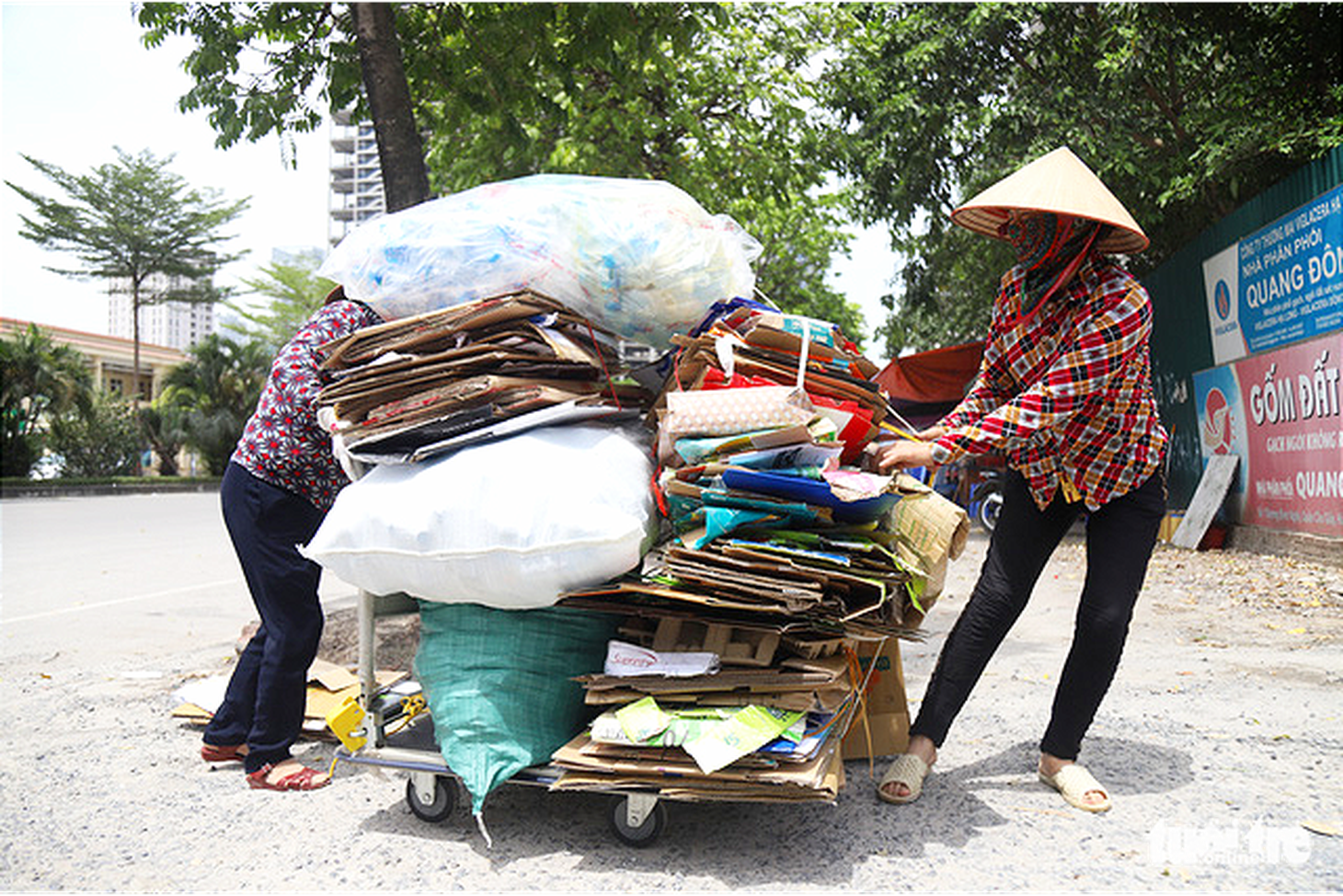 Phơi mình mưu sinh lam lũ dưới trời nắng thiêu đốt 40 độ ở Hà Nội - Ảnh 6.
