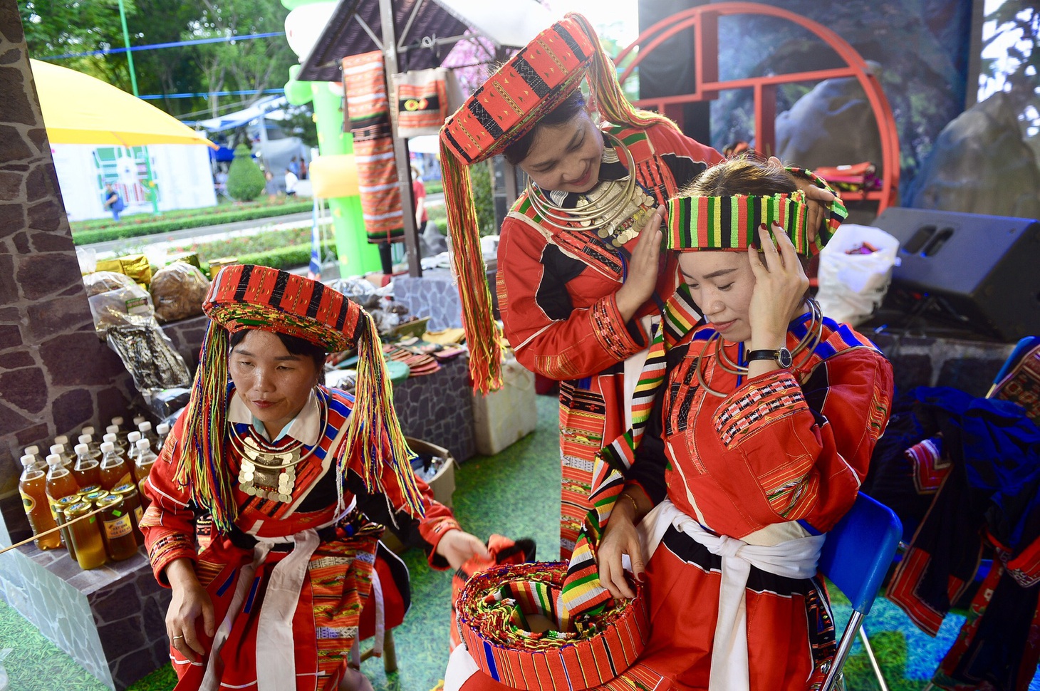 Đi săn tour hè giảm giá, còn được mời ăn bánh, uống nước trái cây - Ảnh 5.