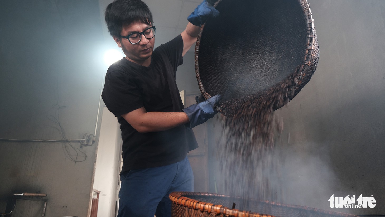 Đến Hà Nội làm cốc nâu rang từ bếp củi được giữ lửa qua... 4 đời - Ảnh 1.