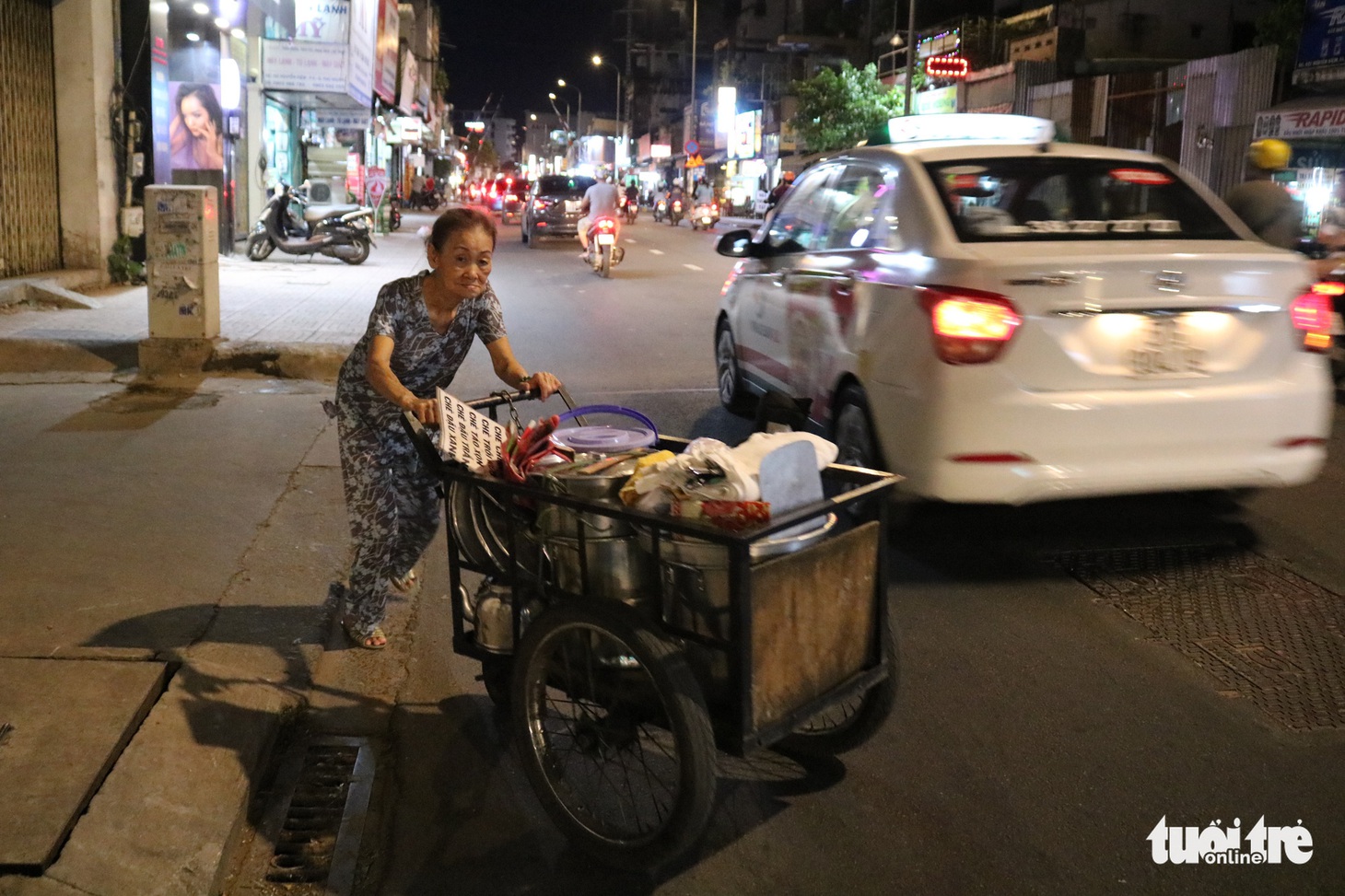 Gần nửa thế kỷ với quán chè đèn dầu giữa Sài Gòn - Ảnh 3.